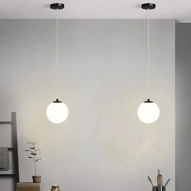 Suspension globe en verre opale nordique Solvara