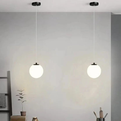 Suspension globe en verre opale nordique Solvara