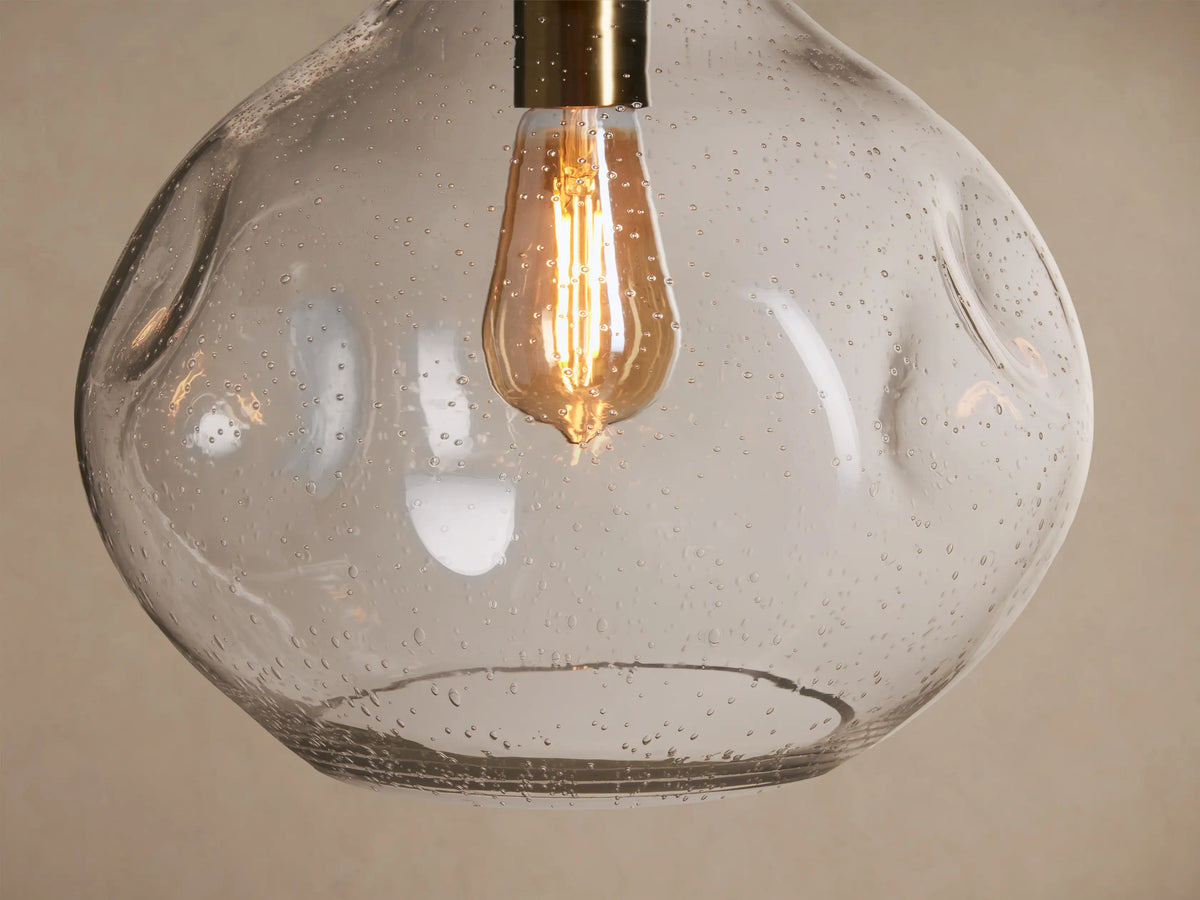 Suspension globe en verre texturé avec graines