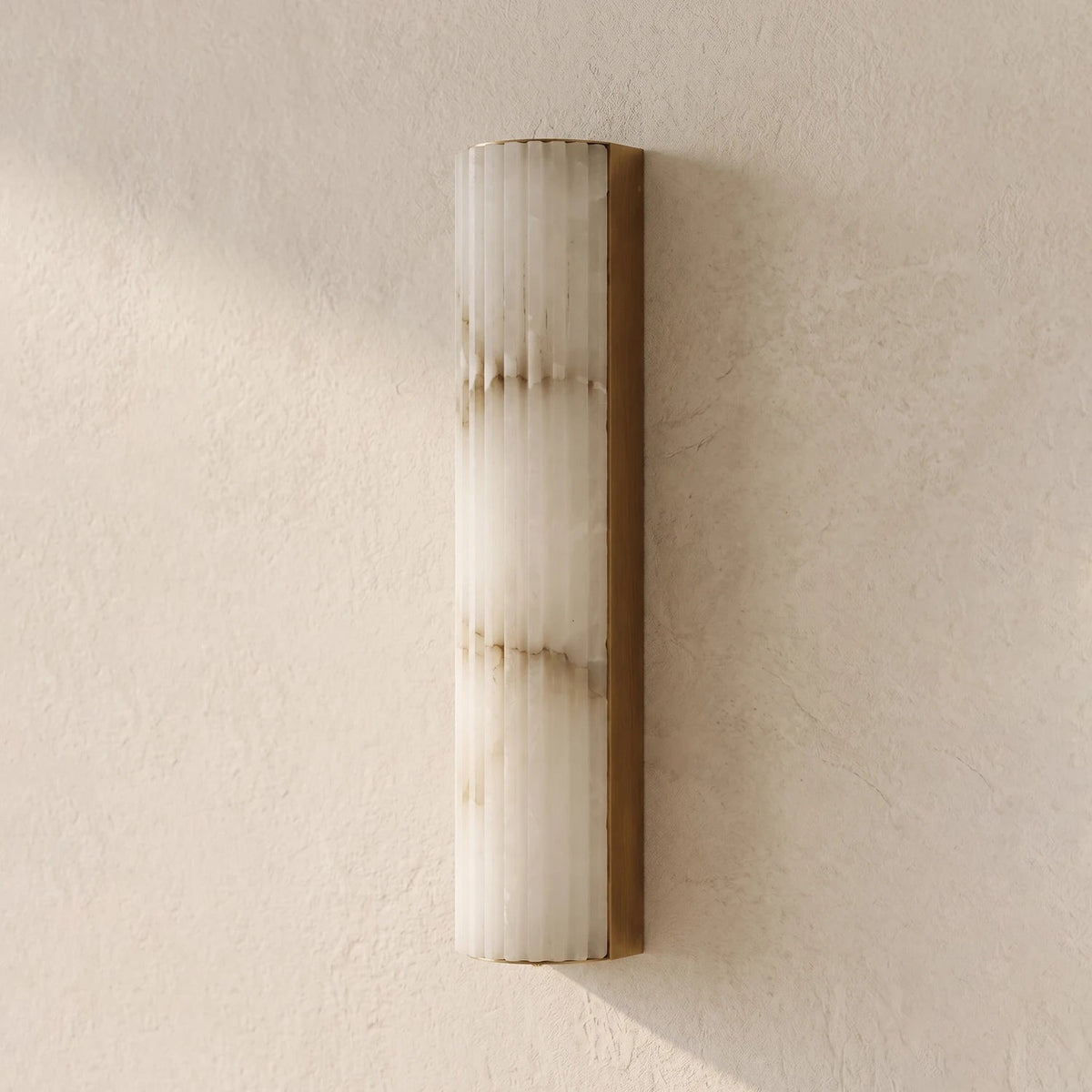 Applique murale minimaliste cannelée en albâtre Rivenna
