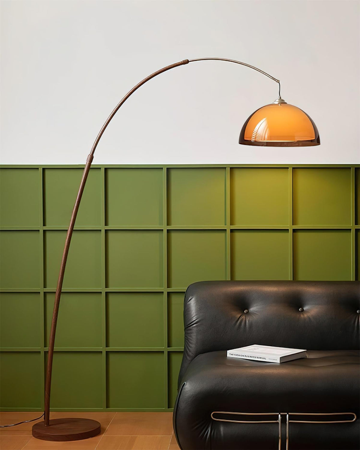 Lampadaire en noyer arqué Halberon