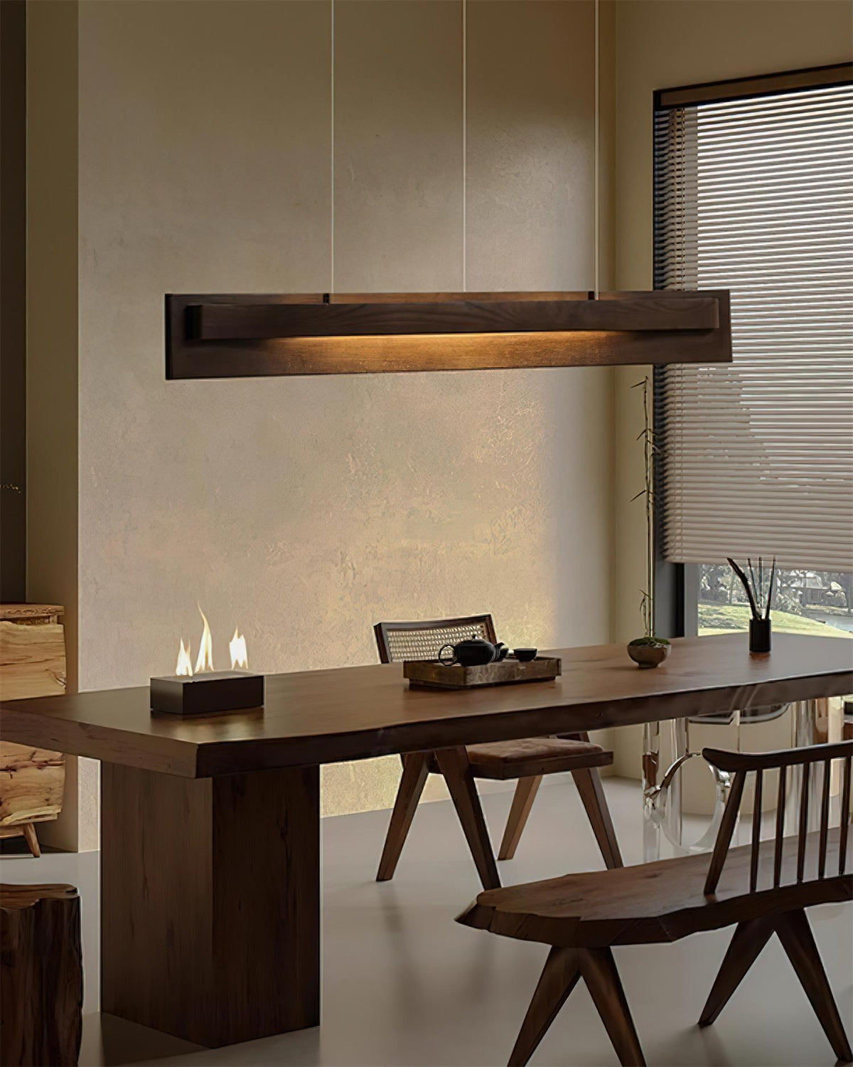 Lustre linéaire en bois et LED