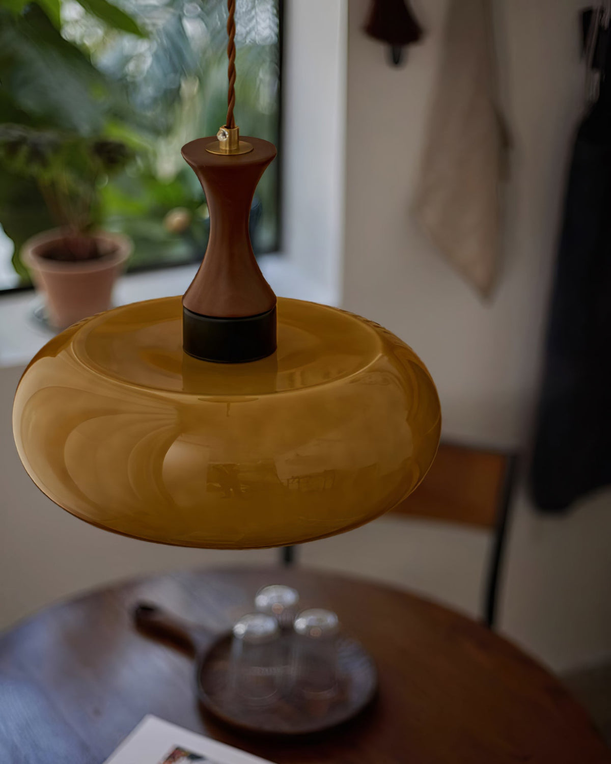 Suspension à brancher en verre ambré