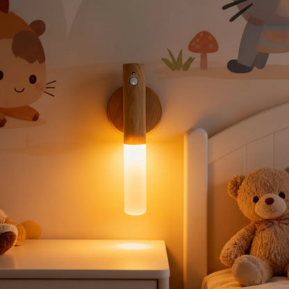 Applique murale minimaliste en bois Oakmira avec détecteur de mouvement