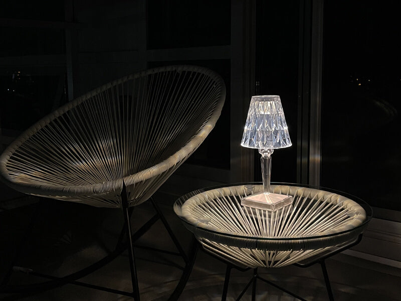 Lampe de table sans fil Prismara en cristal facetté