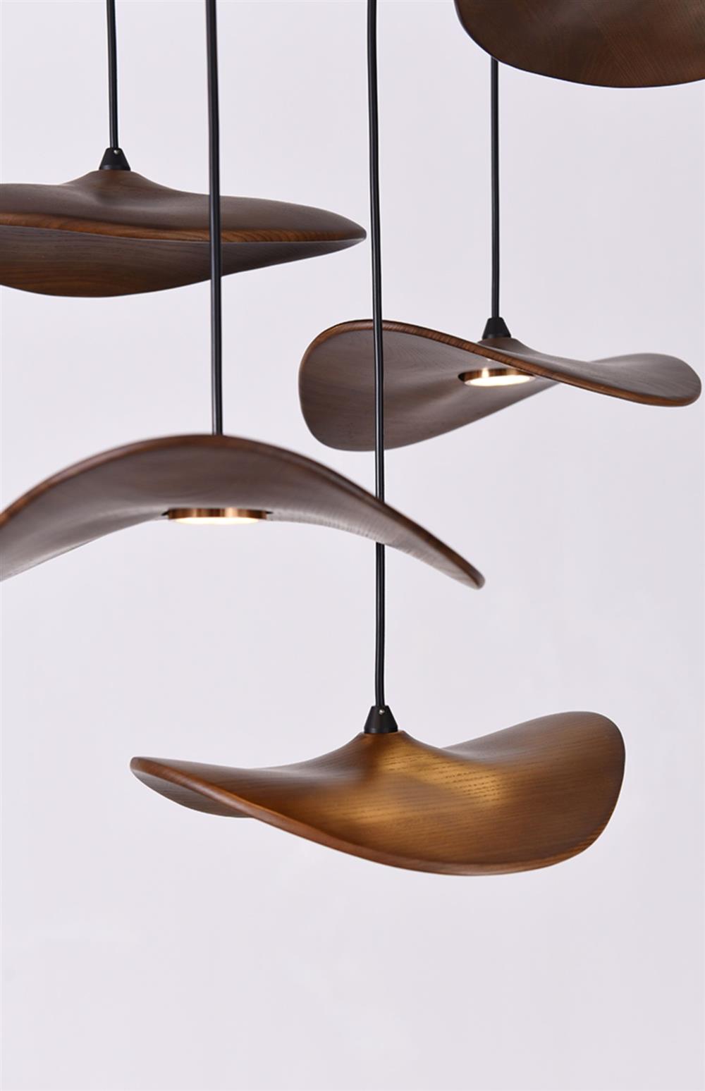 Suspension en bois ondulé en forme de feuille