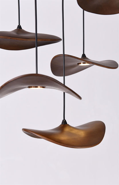 Suspension en bois ondulé en forme de feuille