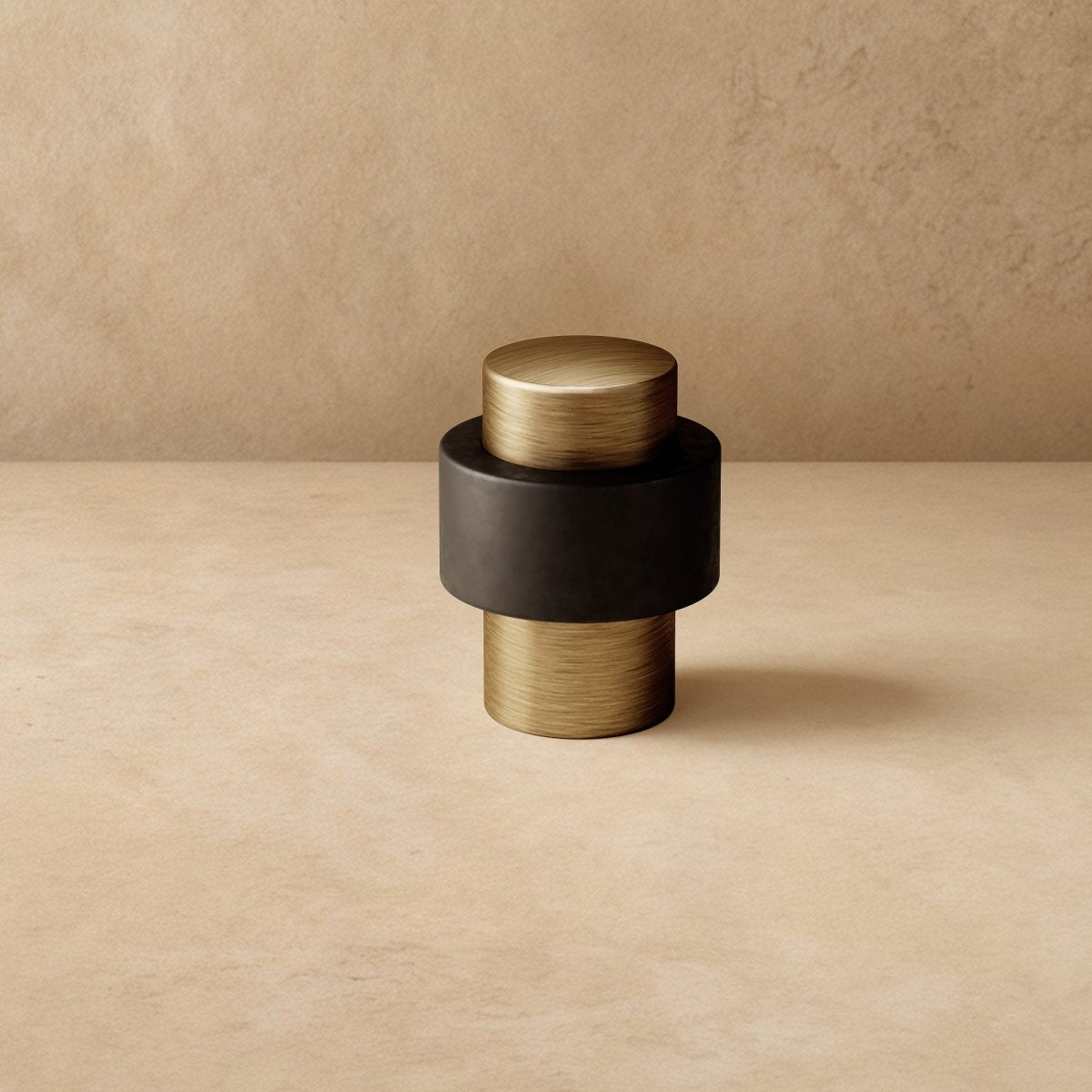 Butée de porte au sol minimaliste en laiton Nelvora