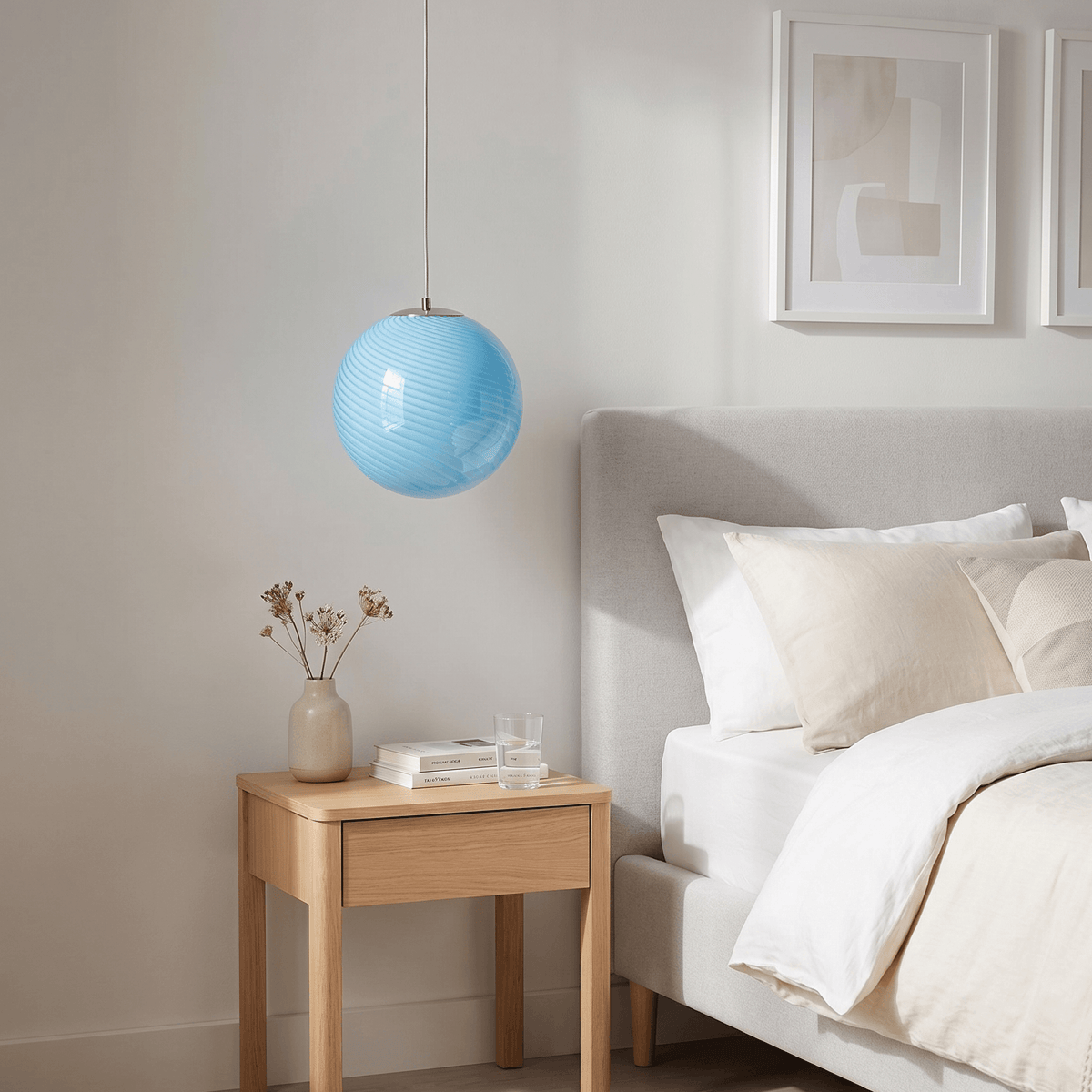 Suspension en forme de globe en verre torsadé