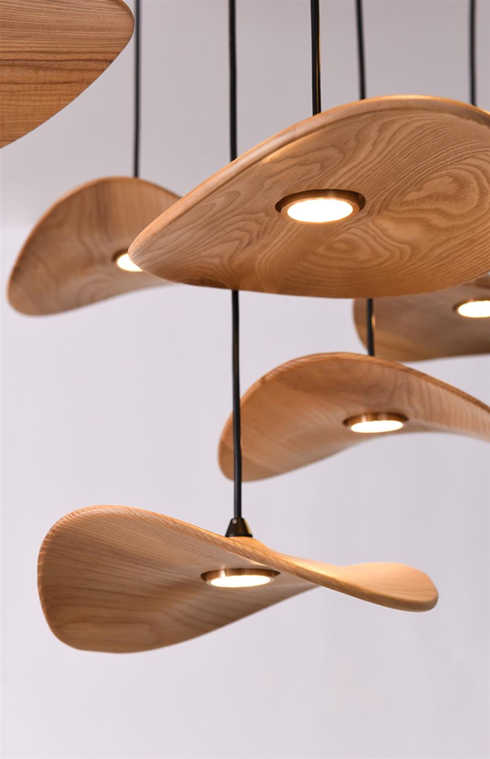 Suspension en bois ondulé en forme de feuille