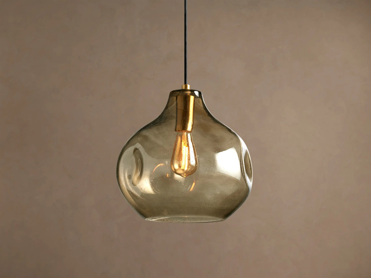 Suspension globe en verre texturé avec graines