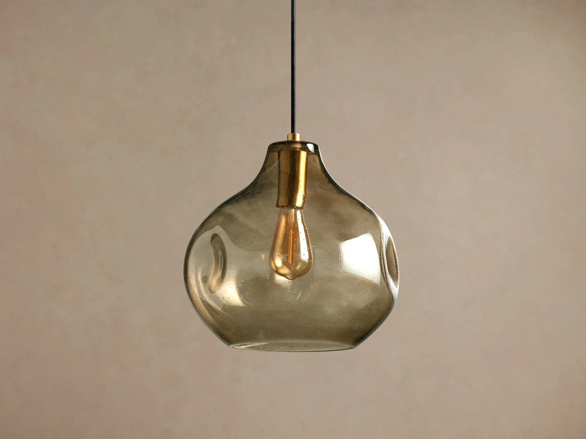 Suspension globe en verre texturé avec graines