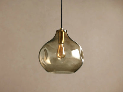 Suspension globe en verre texturé avec graines