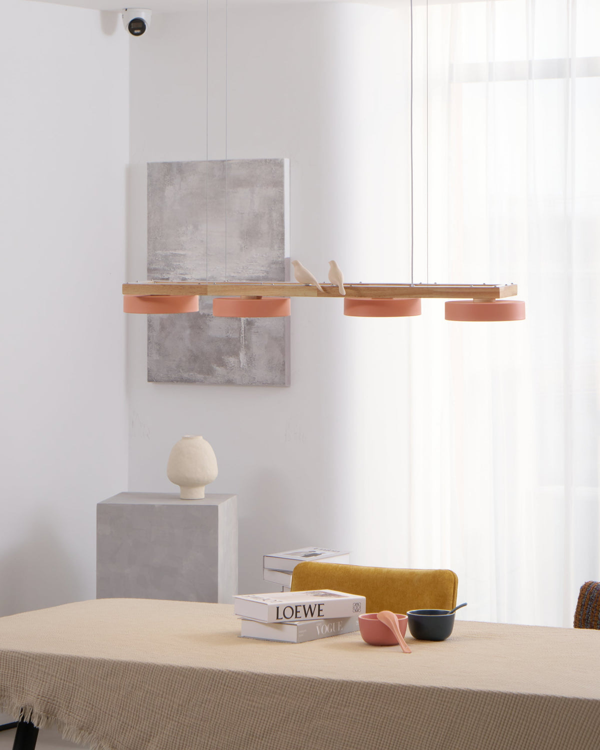 Lustre en bois linéaire avec motif d’oiseaux