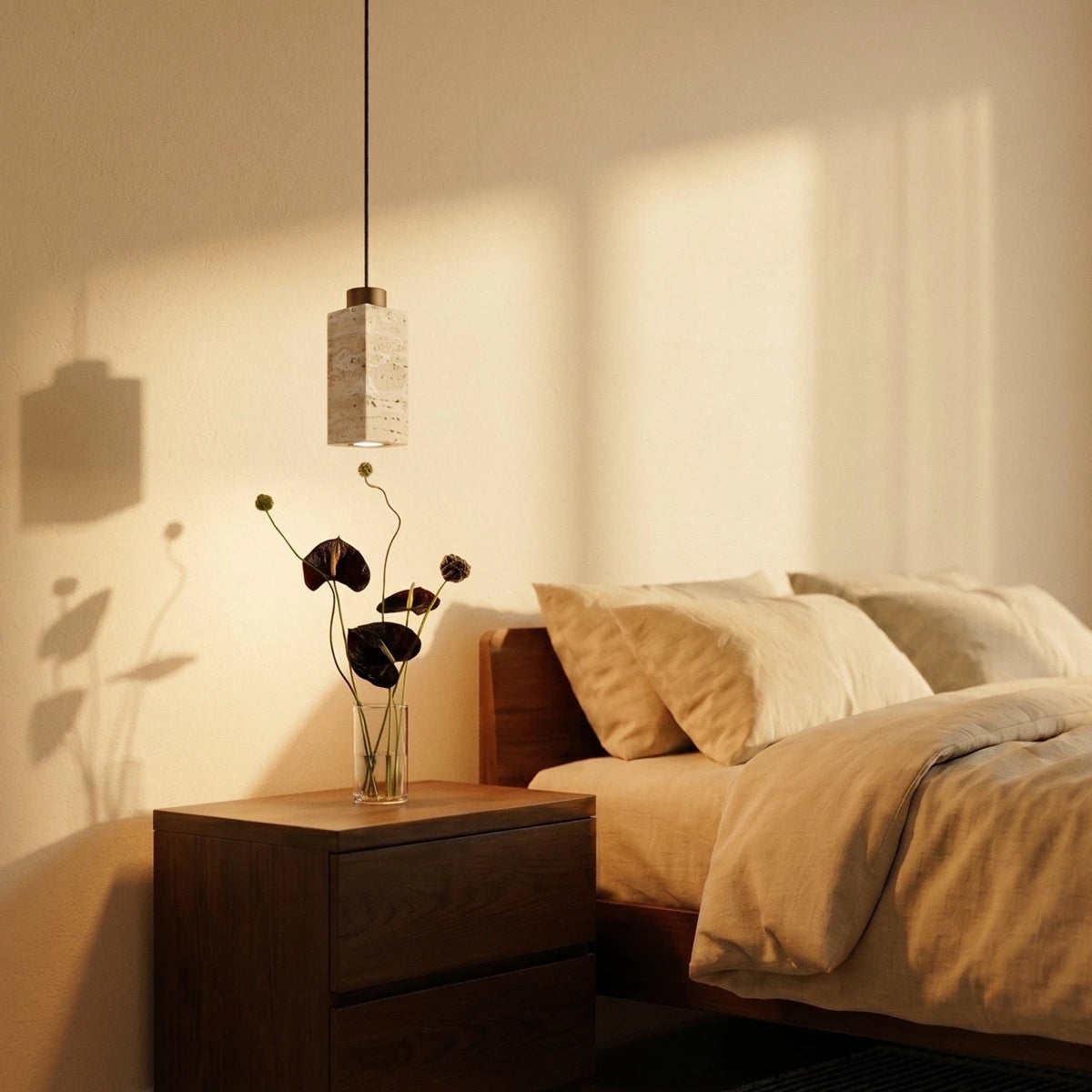 Suspension fine en bois et travertin