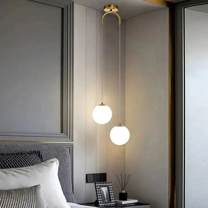 Suspension globe en verre opale nordique Solvara