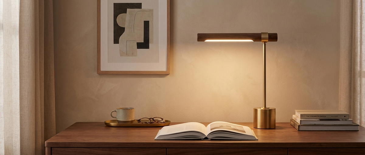 Lampe de table en laiton mid-century Pravena
