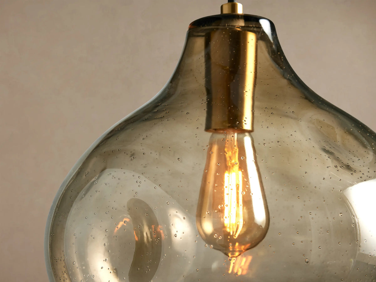 Suspension globe en verre texturé avec graines