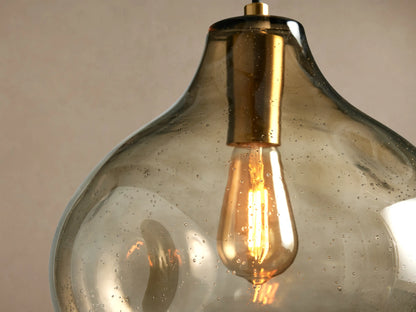 Suspension globe en verre texturé avec graines