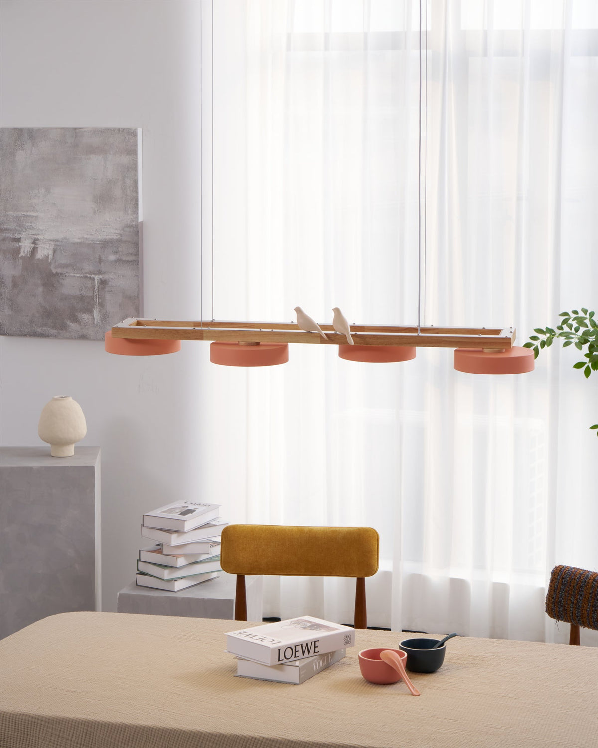Lustre en bois linéaire avec motif d’oiseaux