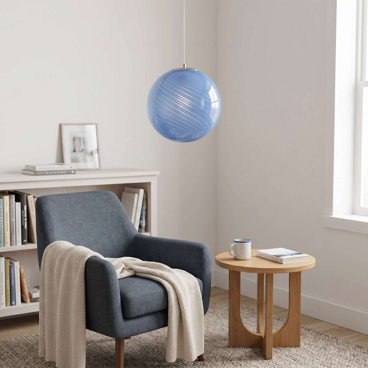 Suspension en forme de globe en verre torsadé