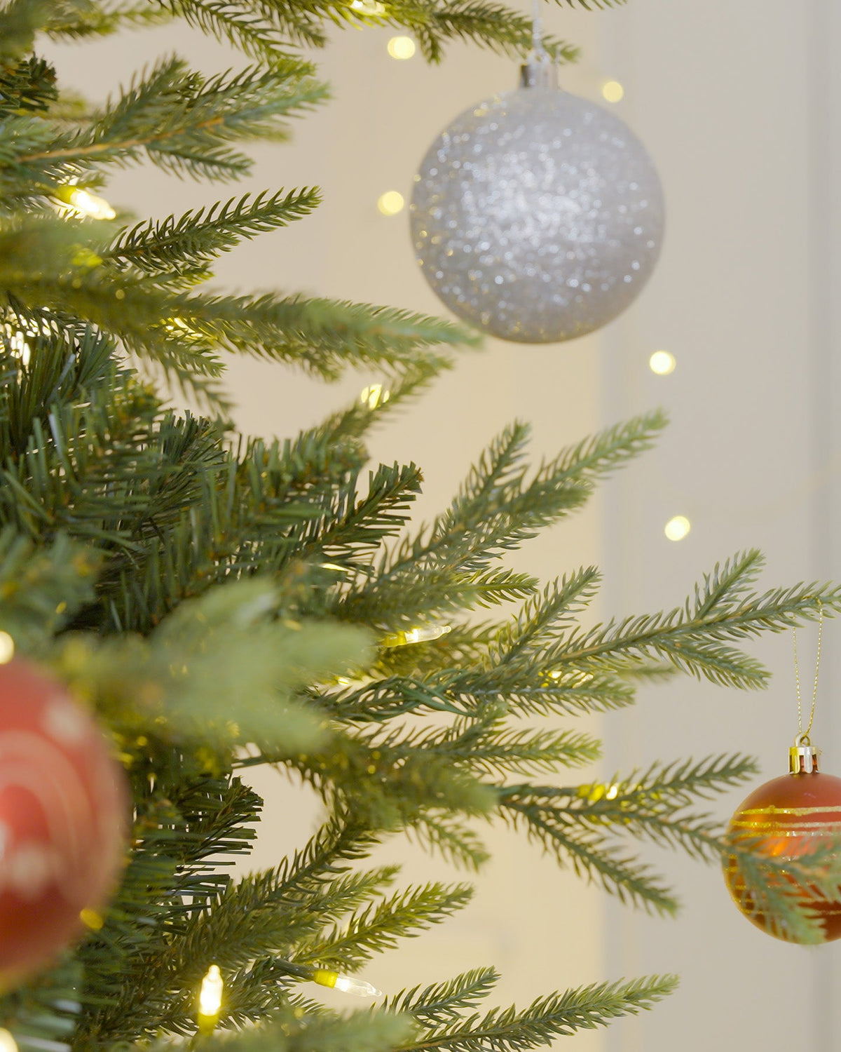 Sapin de Noël Skovra Classic PE/PVC de 12ft avec éclairage intégré