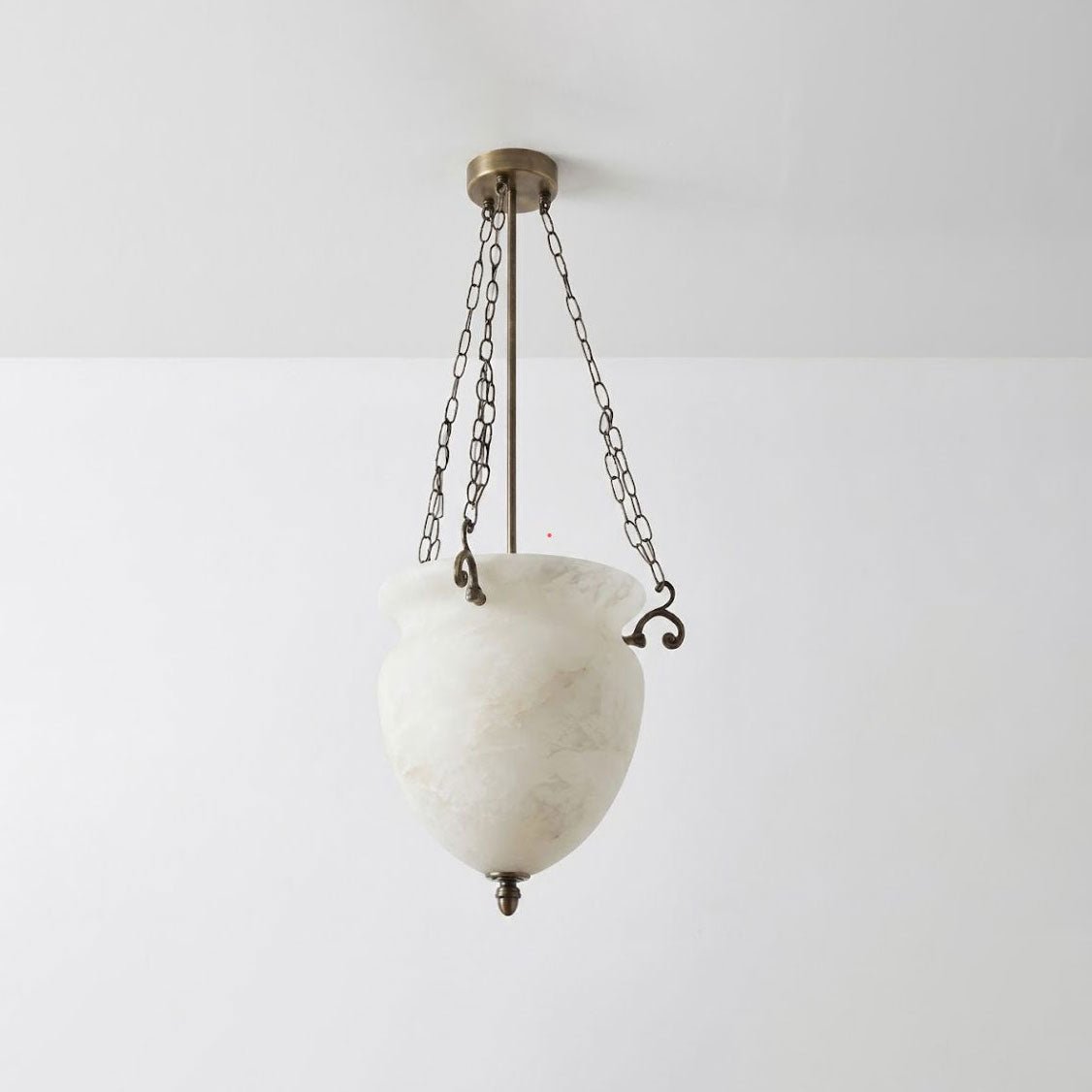 Pendentif chaîne avec urne en albâtre