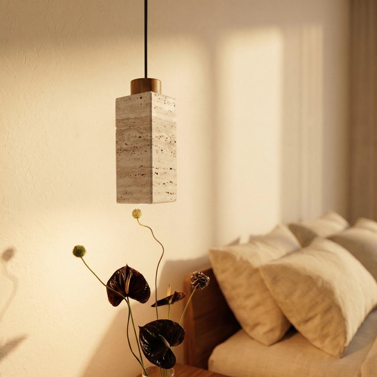 Suspension fine en bois et travertin