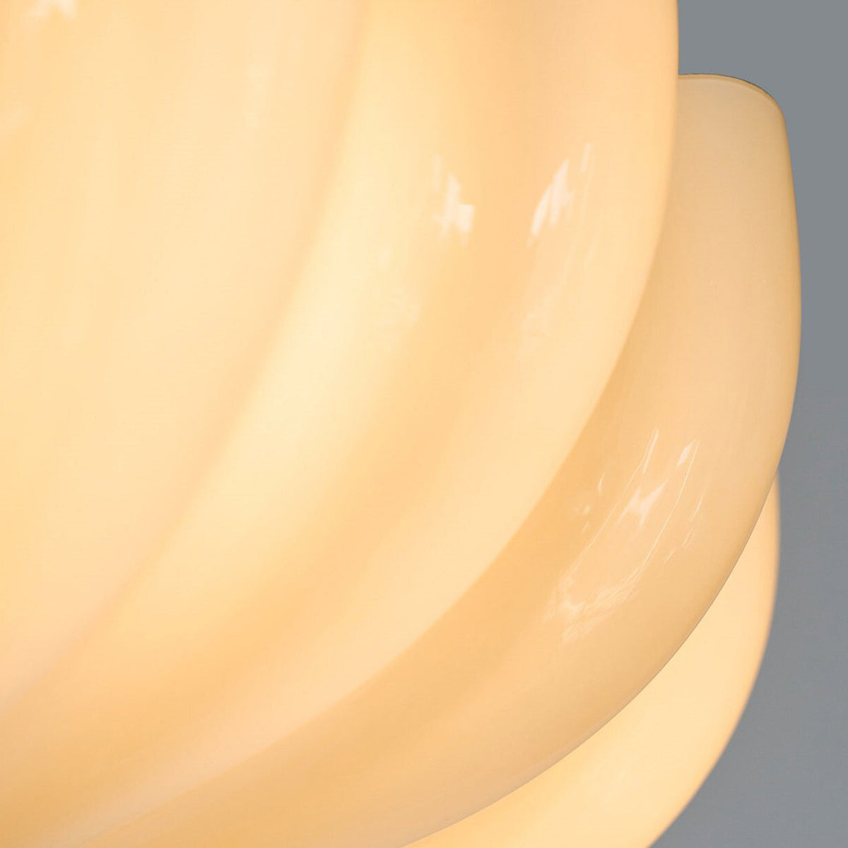 Plafonnier semi-affleurant en bois et verre festonné