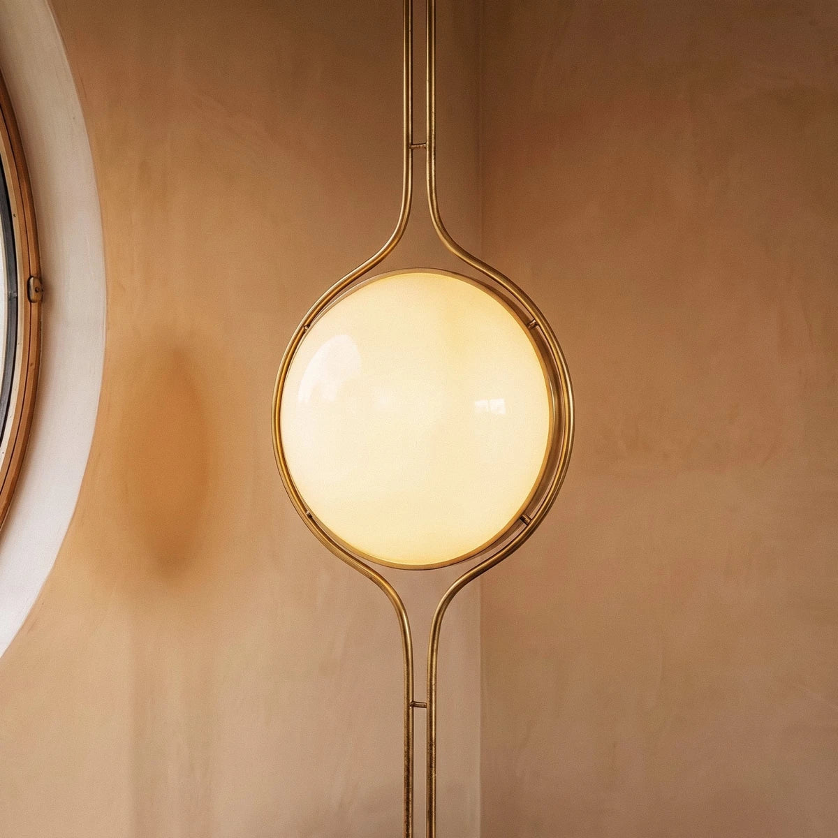 Lampadaire du sol au plafond en métal Pelvaro au style du milieu du siècle
