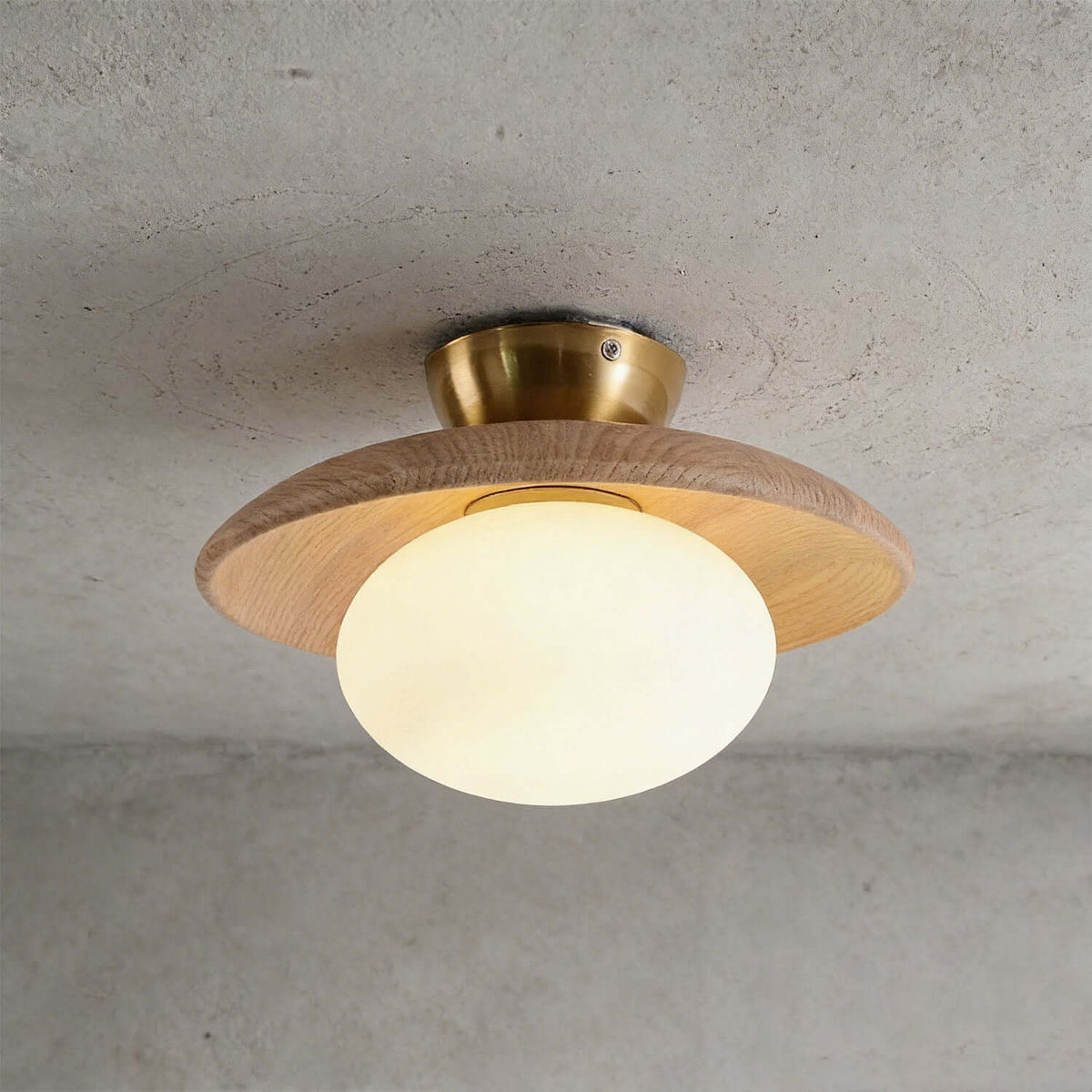 Plafonnier en bois et disques d’opale