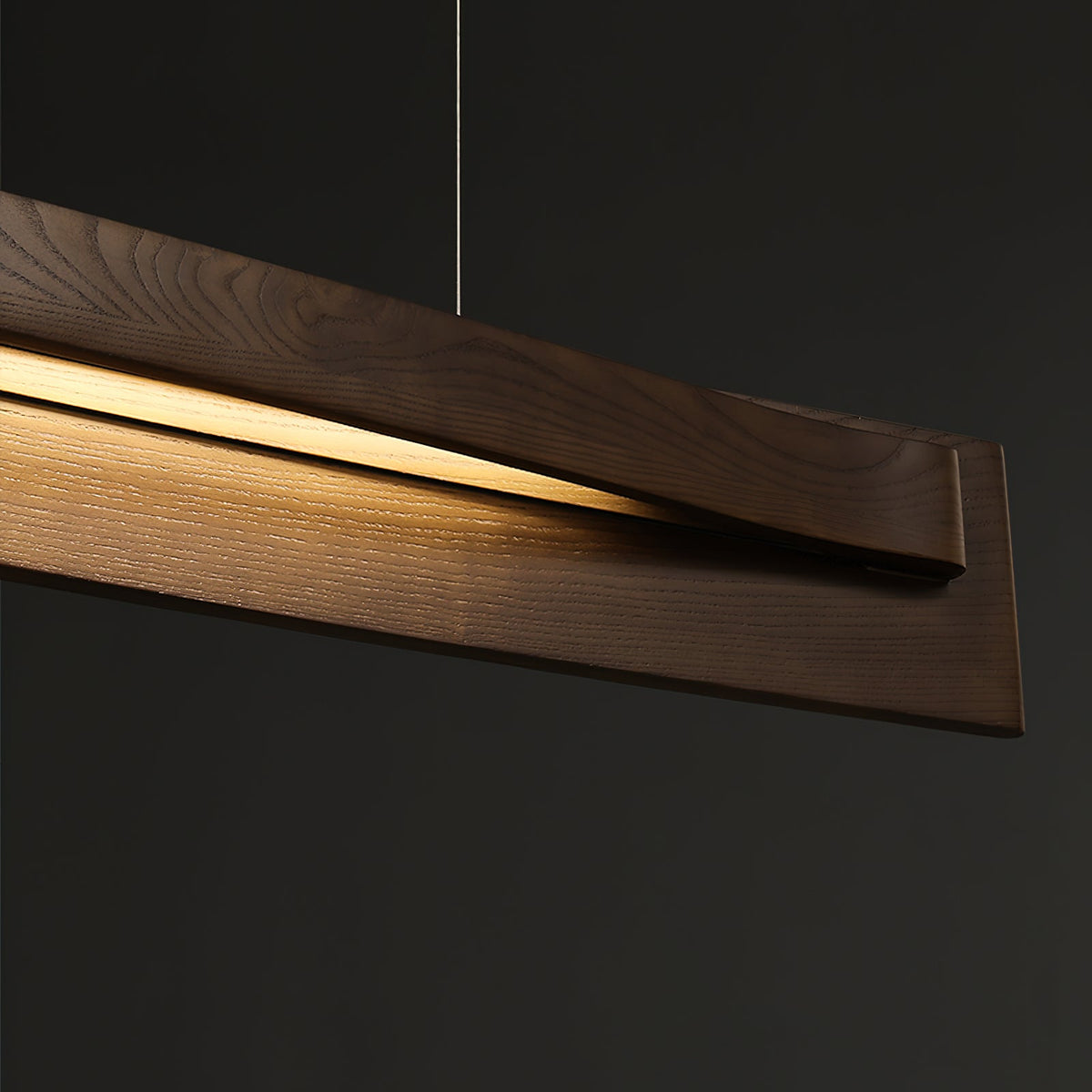 Lustre linéaire en bois et LED