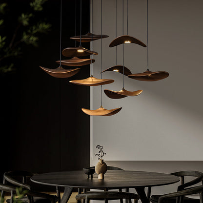 Suspension en bois ondulé en forme de feuille