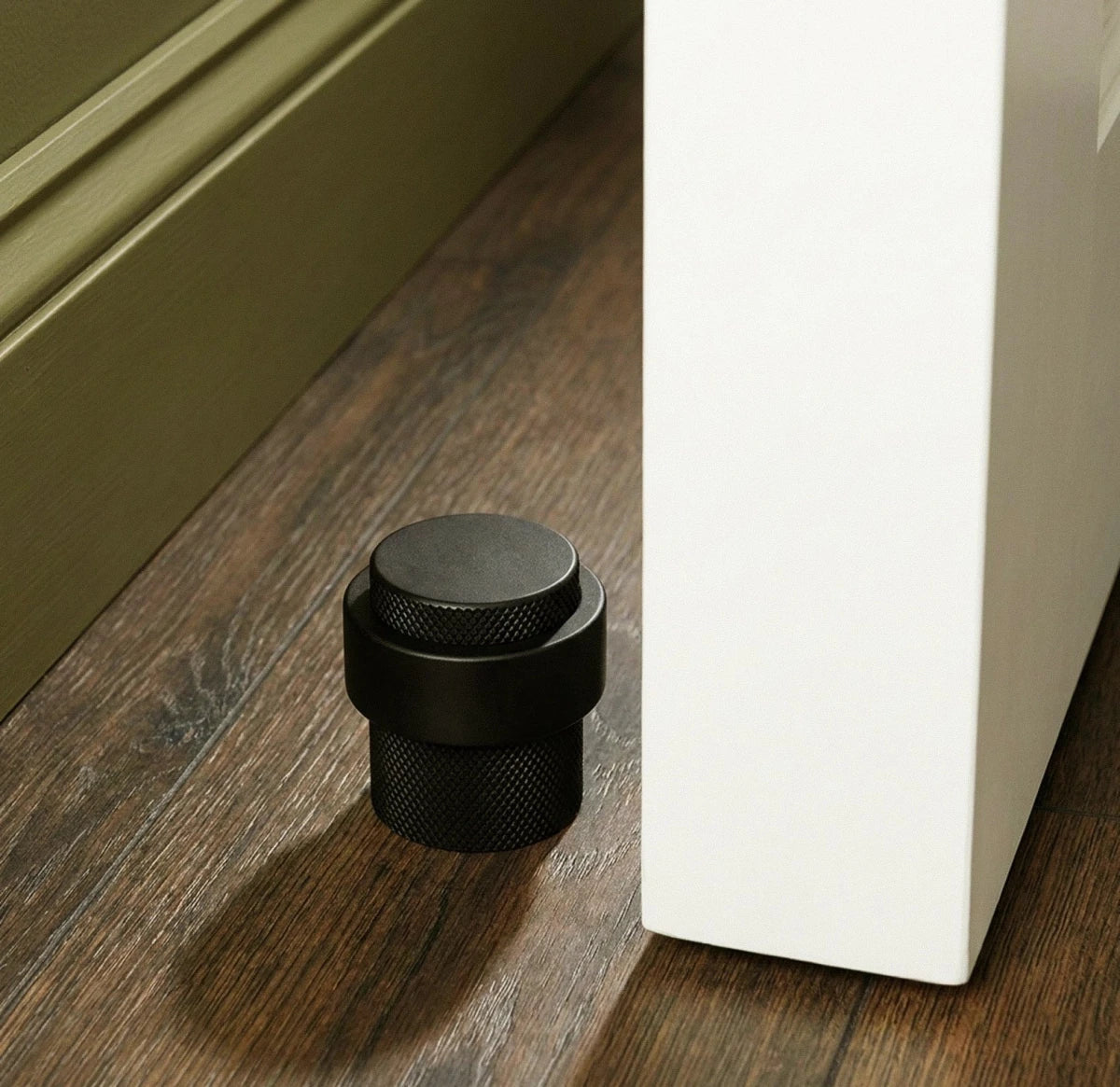 Butée de porte au sol minimaliste en laiton Nelvora