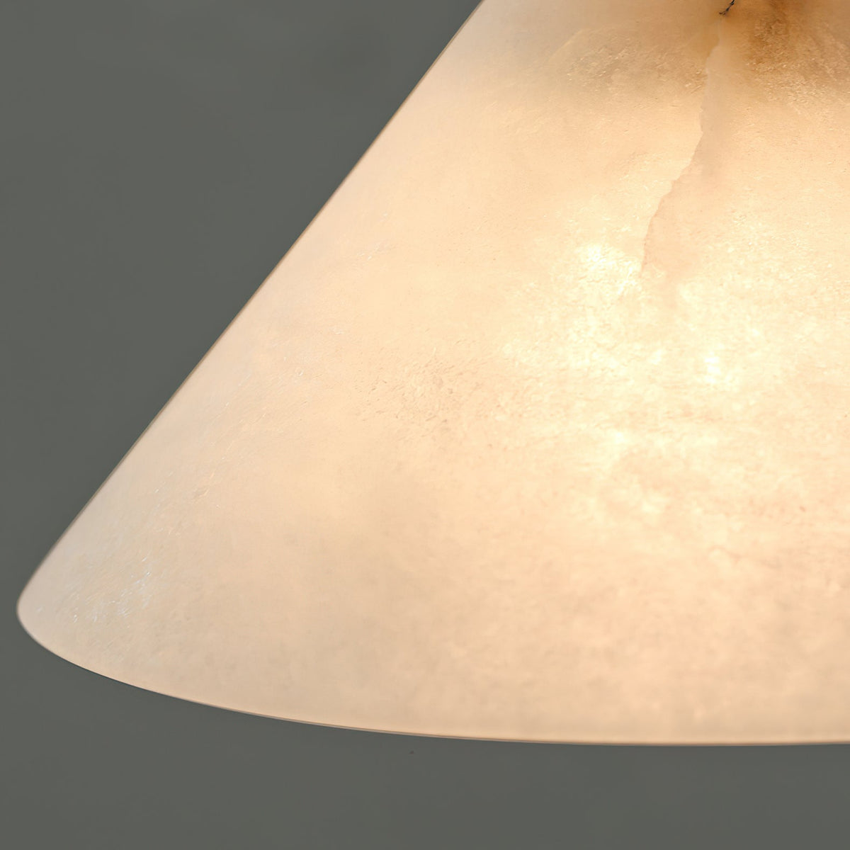 Suspension conique en laiton et albâtre