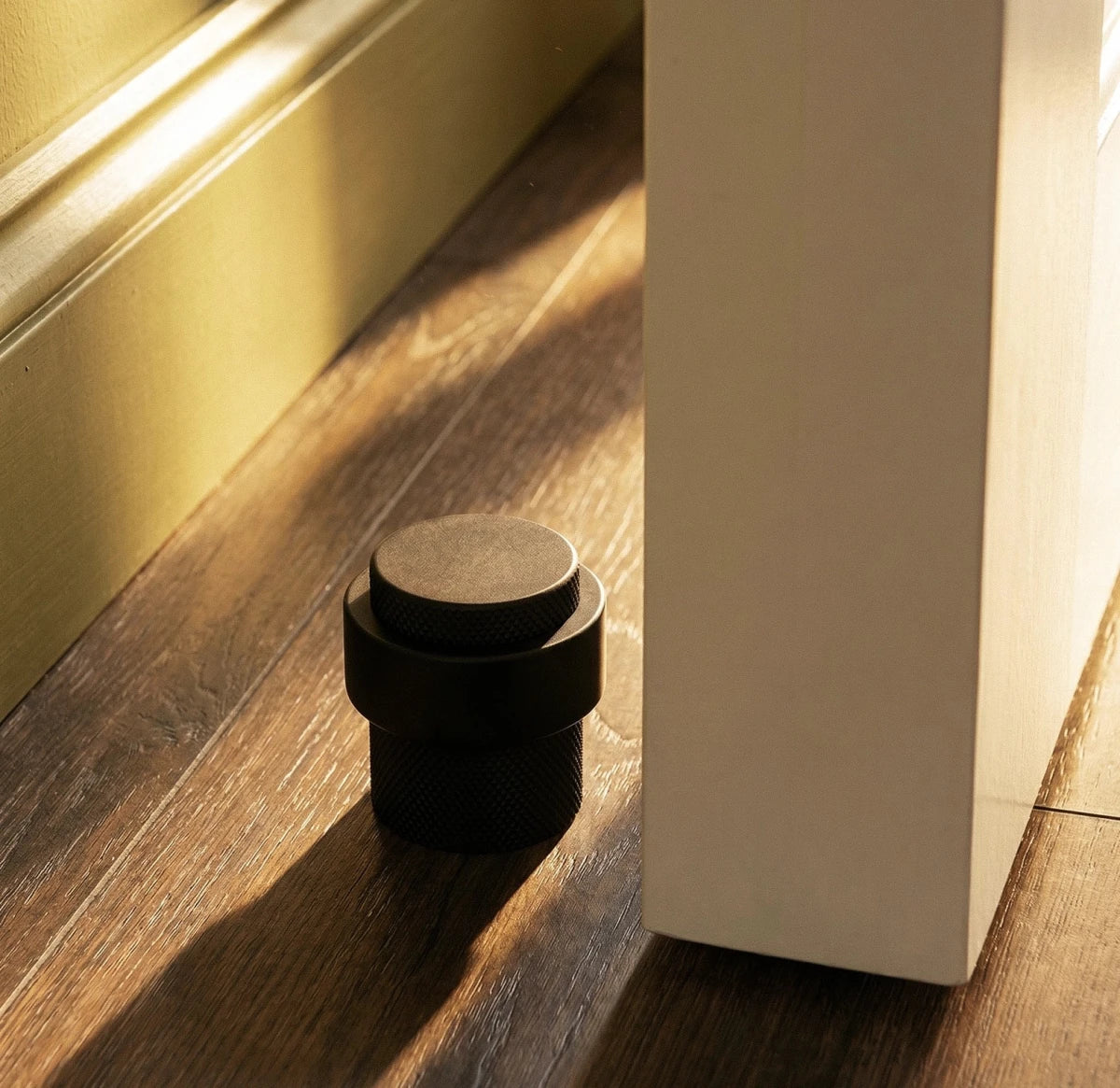 Butée de porte au sol minimaliste en laiton Nelvora