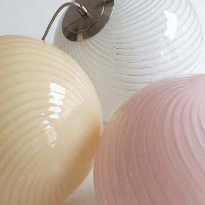 Suspension en forme de globe en verre torsadé