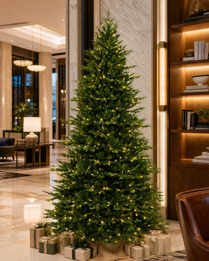 Sapin de Noël Skovra Classic PE/PVC de 12ft avec éclairage intégré