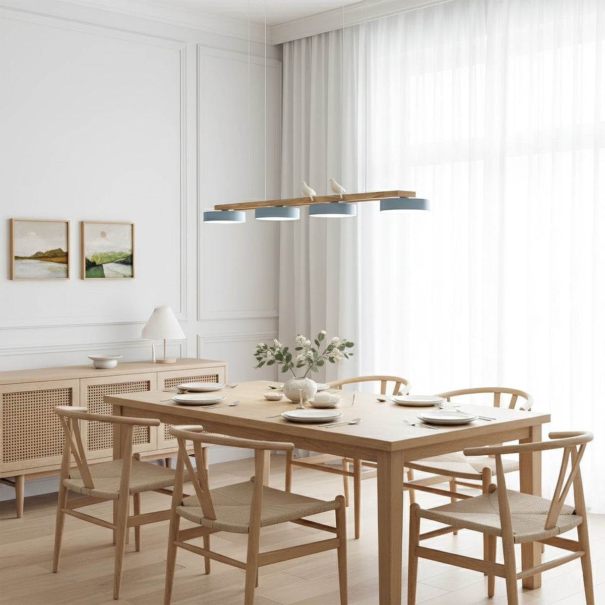 Lustre en bois linéaire avec motif d’oiseaux