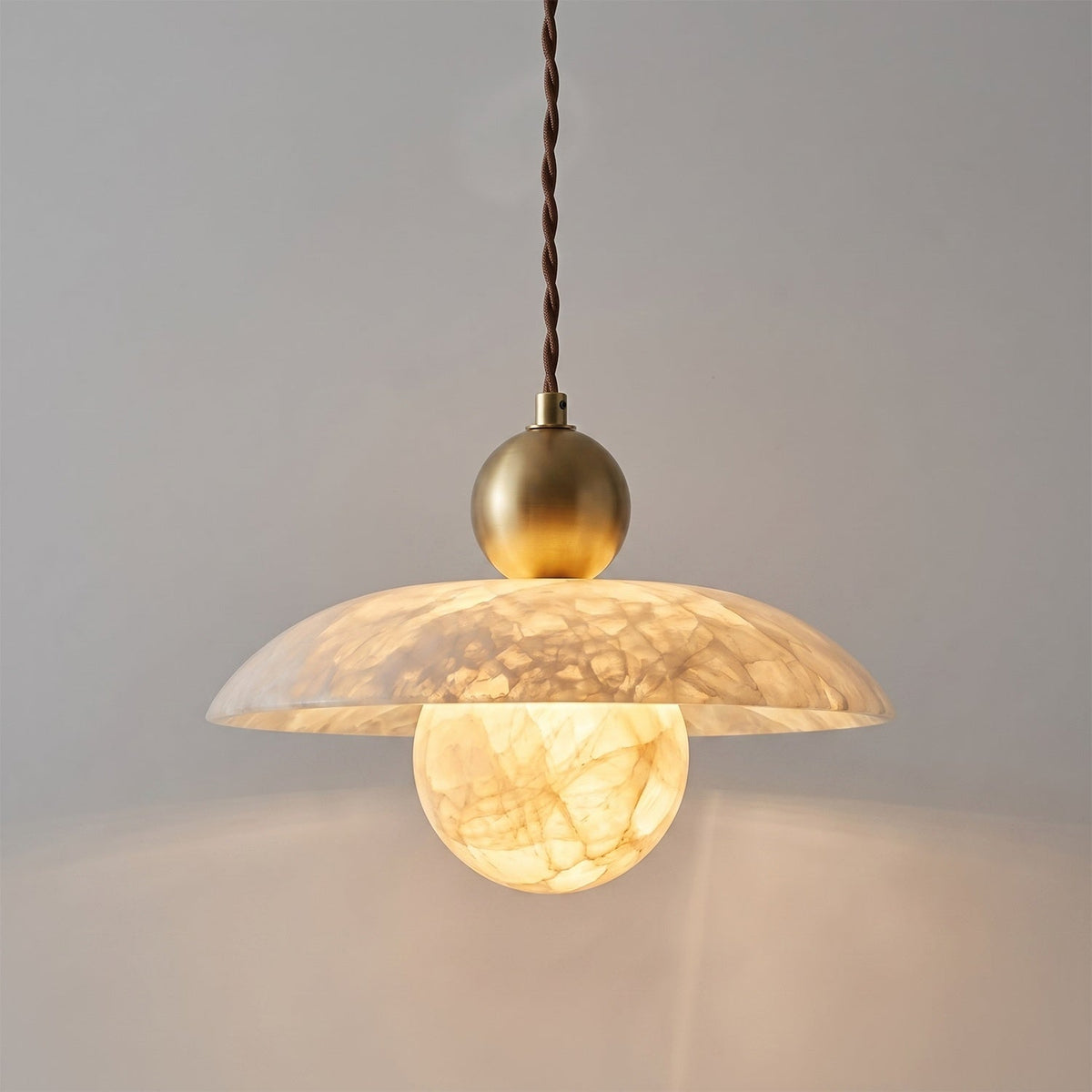 Suspension boule en albâtre et laiton
