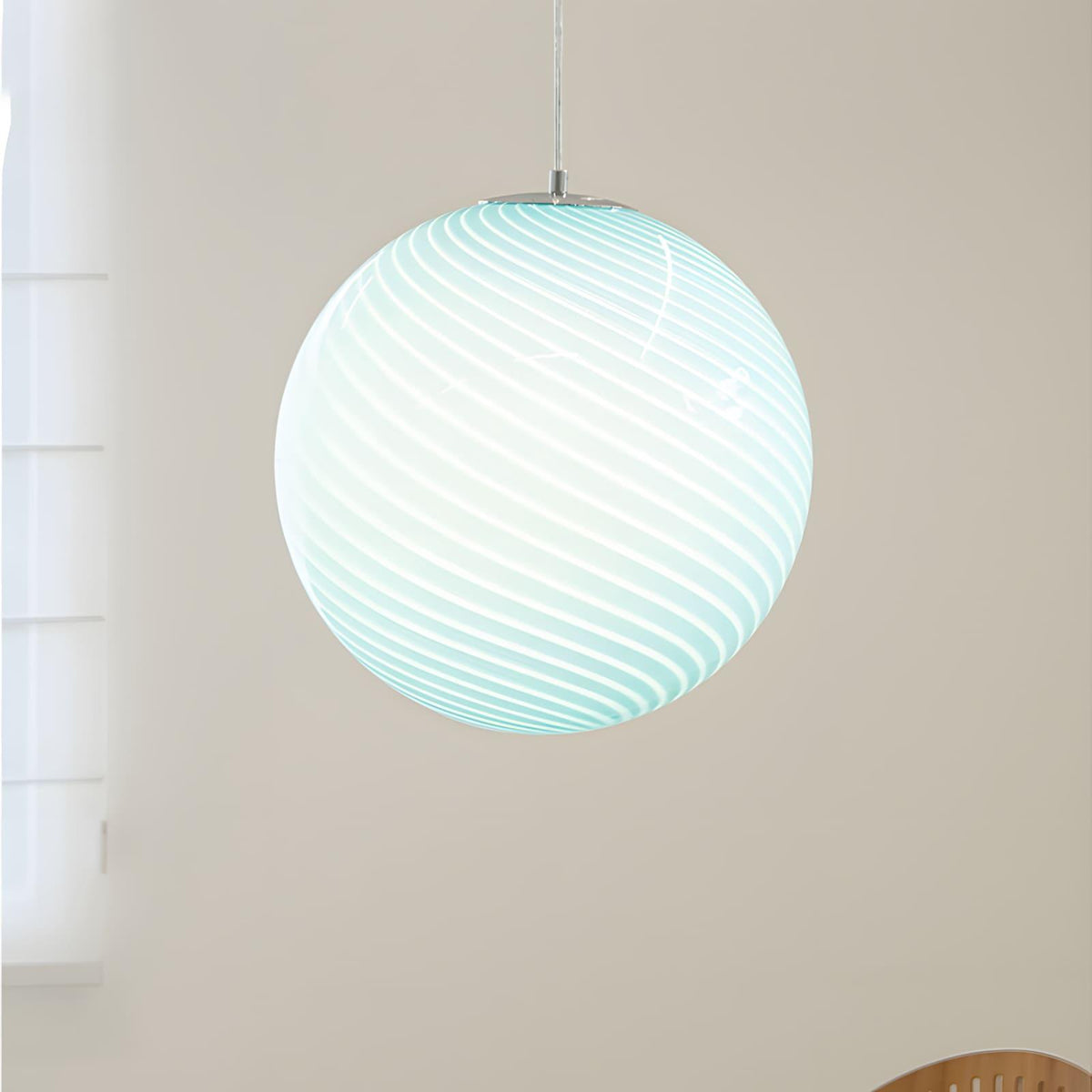 Suspension en forme de globe en verre torsadé