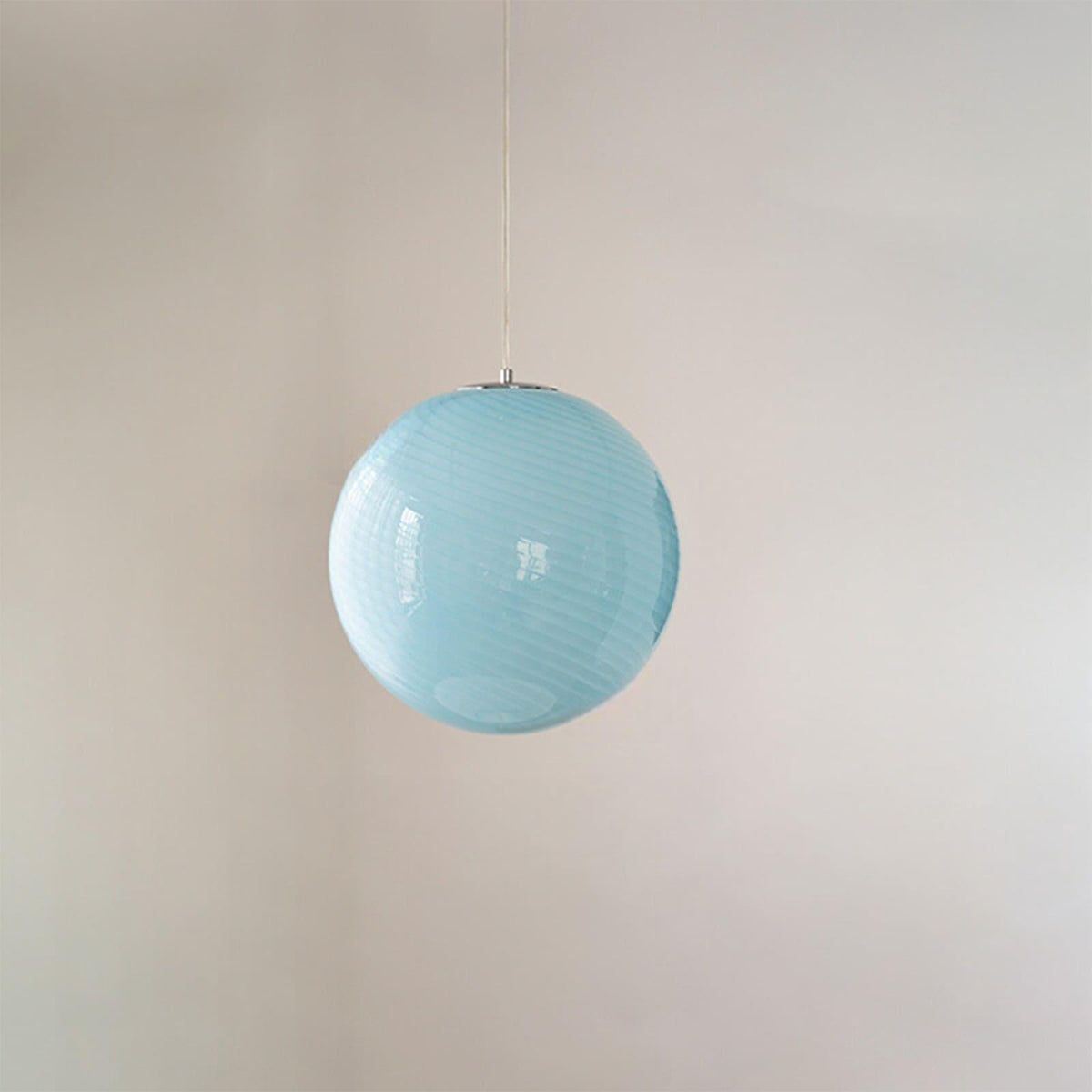 Suspension en forme de globe en verre torsadé