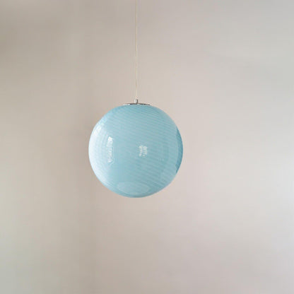 Suspension en forme de globe en verre torsadé