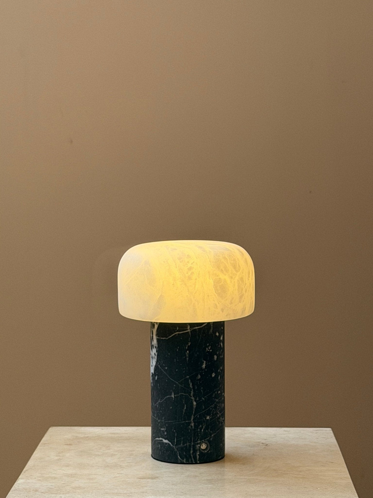 Lampe de table Wabi-Sabi en travertin Brenvale