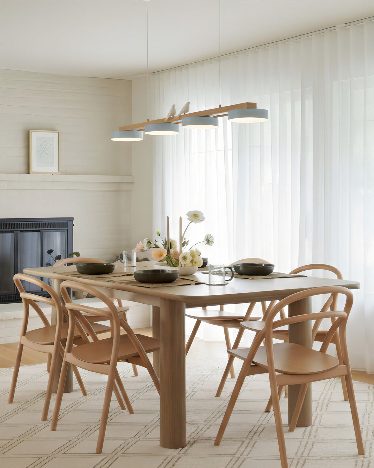 Lustre en bois linéaire avec motif d’oiseaux