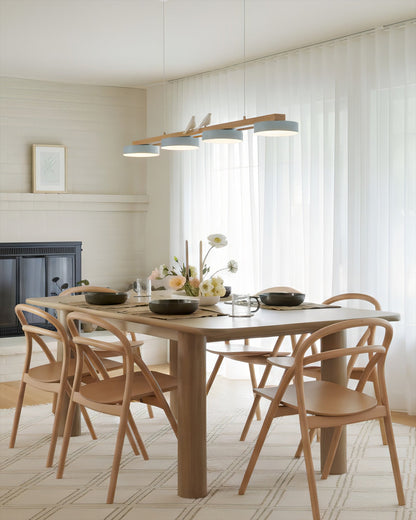 Lustre en bois linéaire avec motif d’oiseaux
