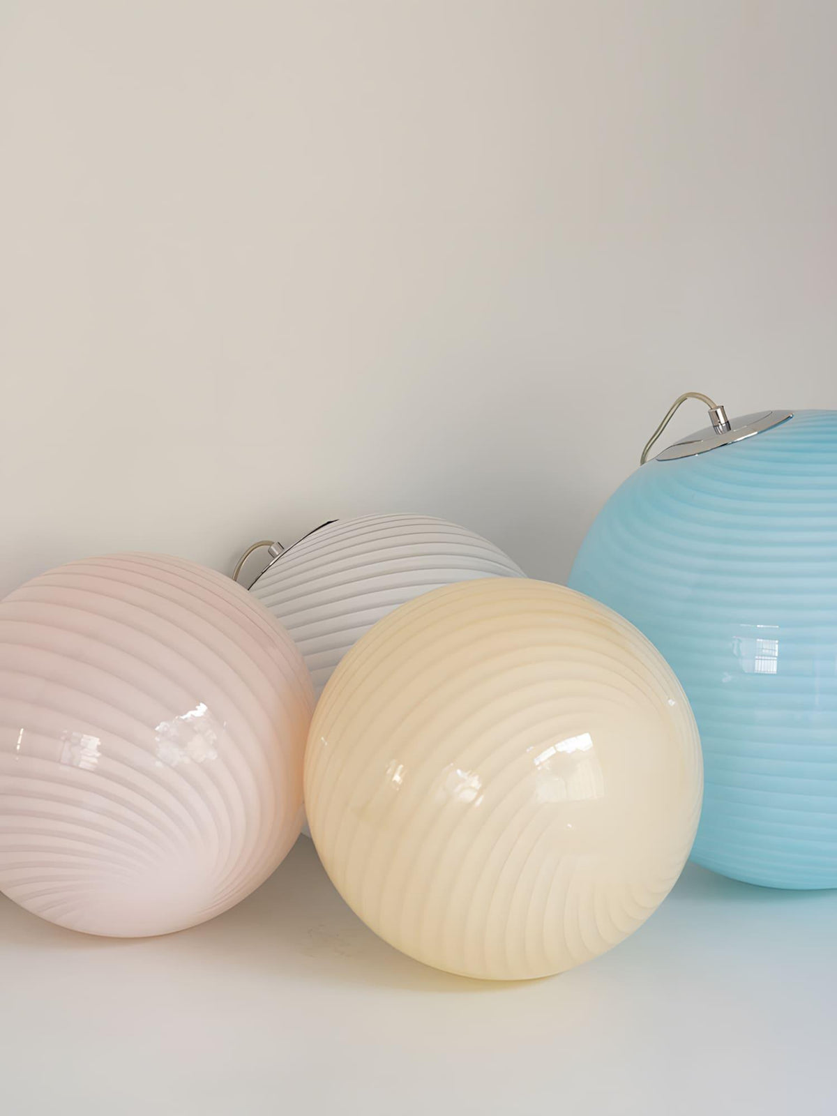 Suspension en forme de globe en verre torsadé