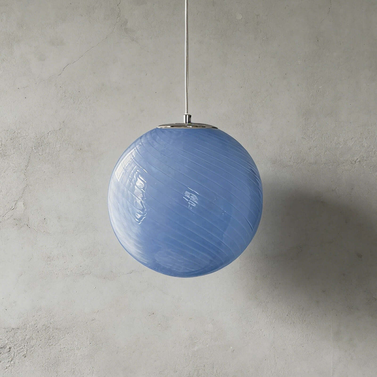 Suspension en forme de globe en verre torsadé