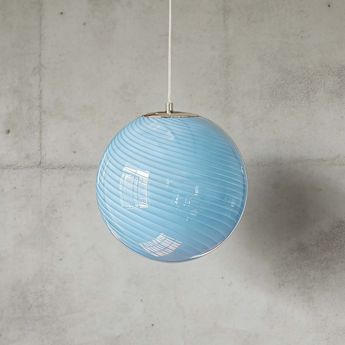 Suspension en forme de globe en verre torsadé