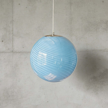 Suspension en forme de globe en verre torsadé